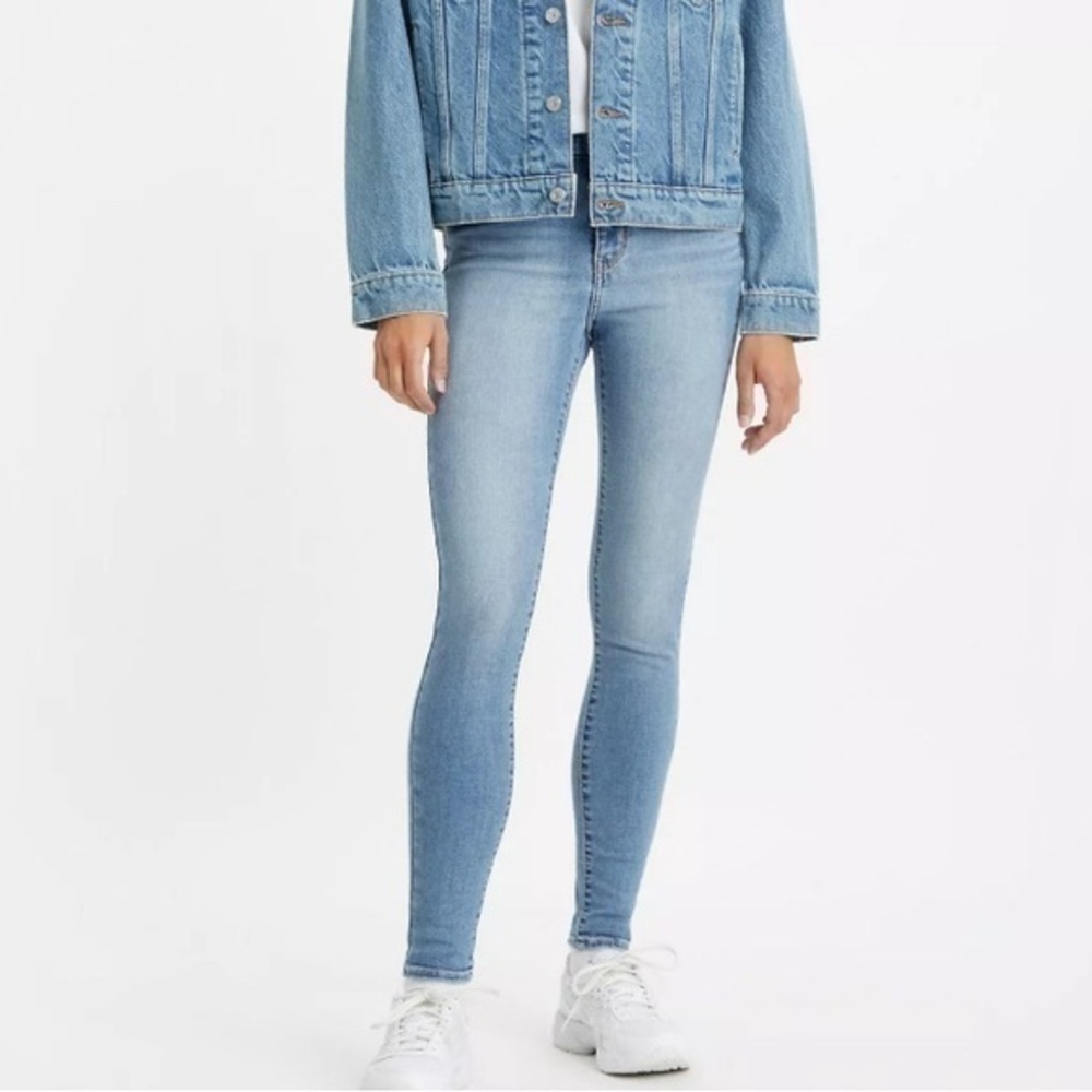 Levi’s 720 Light Wash High Rise Super Skinny Jeans 28